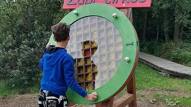 Atrakce, která zranila dítě, nesla název Žabí cirkus. Po pádu byla odstraněna.