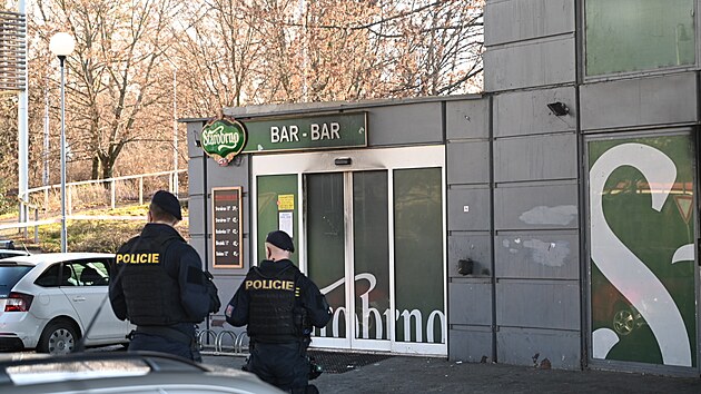 Policisté vyšetřují v baru u zlínského autobusového nádraží, který se stal terčem útoku žháře. (29. ledna 2025)
