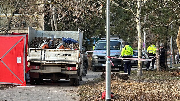 Nehoda na Černém Mostě. Po srážce s vozidlem údržby zeleně zemřela devadesátiletá žena.
