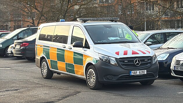 Nehoda na Černém Mostě. Po srážce s vozidlem údržby zeleně zemřela devadesátiletá žena.