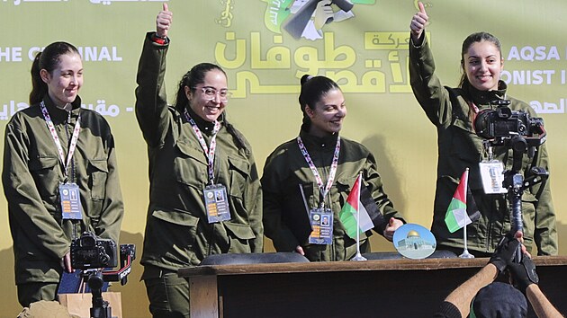 Izraelské vojačky, které byly v Gaze zadržovány od útoku 7. října 2023, jsou propuštěny v rámci příměří a dohody o výměně rukojmích a vězňů mezi Hamásem a Izraelem. (25. ledna 2025)