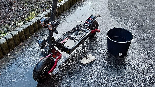 Elektro koloběžka, která v Ostravě explodovala. (28. ledna 2025)