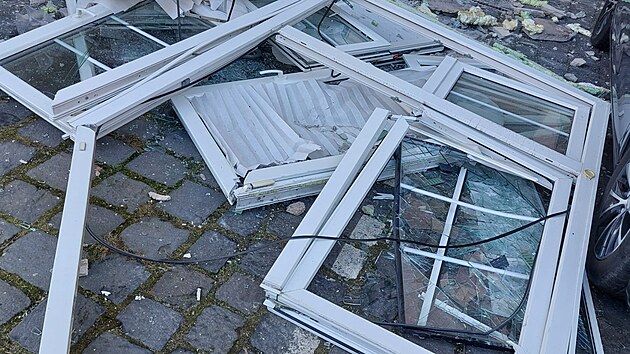 Vyražená okna i s rámy po explozi elektro koloběžky v Ostravě. (28. ledna 2025)