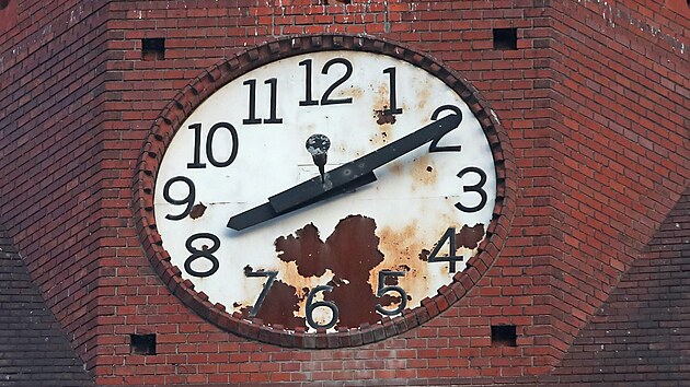 Ciferníky hodin na věži kostela sv. Pavla v Ostravě - Vítkovicích jsou v žalostném stavu. (21. ledna 2025)
