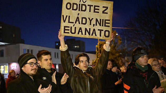 Slováci protestují proti vládě Roberta Fica. Snímek pochází z Humenného. (24. ledna 2025)