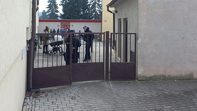 Rodiče si vyzvedávají děti ze školy.