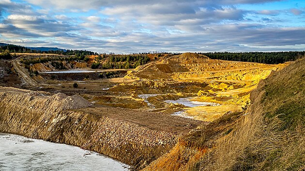 Firma těží štěrkopísek v lomu u Vrábče na Českobudějovicku. Ve vytěžených místech chce zpracovávat odpad.