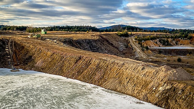 Firma těží štěrkopísek v lomu u Vrábče na Českobudějovicku. Ve vytěžených místech chce zpracovávat odpad.