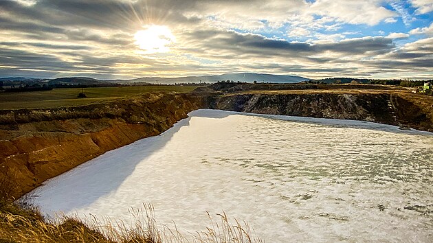 Firma těží štěrkopísek v lomu u Vrábče na Českobudějovicku. Ve vytěžených místech chce zpracovávat odpad.