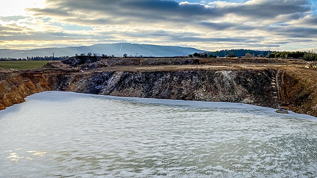 Firma těží štěrkopísek v lomu u Vrábče na Českobudějovicku. Ve vytěžených místech chce zpracovávat odpad. V pozadí je vidět Kleť.