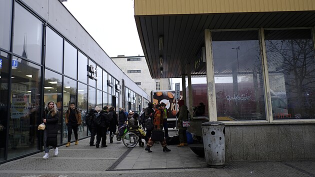 Lidé označují okolí hlavního nádraží za ostudu Brna. Odehrávají se tam různé konflikty a potyčky mezi bezdomovci, mnohým vadí také špína. Přesto se podařilo prostor zčásti zvelebit.