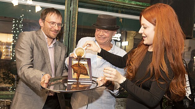 Křest nové knihy Jiřího Poláka a Miloše Schmiedbergera se konal jak jinak než v kavárně Café Bajer.