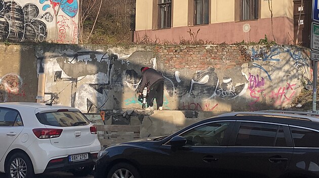 Ohyzdný sokl pod boxem na balíky dělníci bourají, zmizel i box Zásilkovny. (24. ledna 2025)