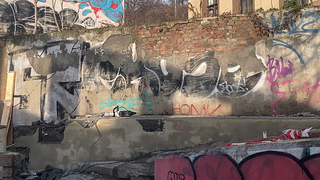 Ohyzdný sokl pod boxem na balíky dělníci bourají, zmizel i box Zásilkovny. (24. ledna 2025)