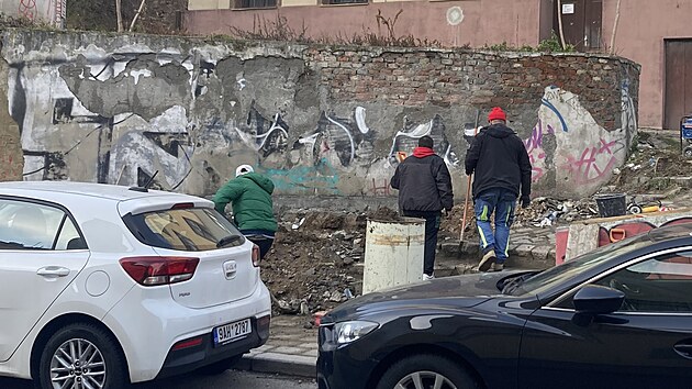 Box Zásilkovny i sokl v pátek odpoledne kompletně zmizel. (24. ledna 2025)