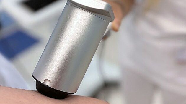 Sledování znamének a dalších pigmentových změn na těle pacienta může pomoci ke včasnému odhalení kožního melanomu. Nový přístroj, který s tím výrazně pomáhá, pořídila jihlavská nemocnice za jeden a půl milionu korun.