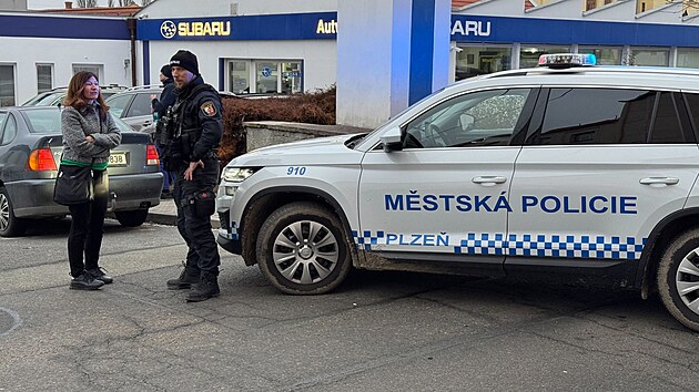 Okolí podniku Škoda Electric policisté a strážníci uzavřeli kvůli nahlášené bombě. (21. ledna 2025)