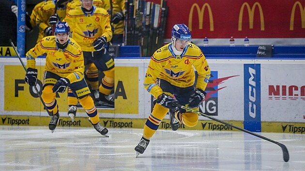 Štěpán Hoch vyjíždí na led před extraligovým zápasem v domácí Budvar aréně. Na dresu nosí číslo 14.