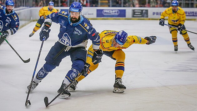 Štěpán Hoch (žlutá 14) bojuje o puk s kladenským Richardem Jarůškem.