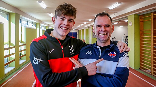 Otec a syn. Filip a Štěpán Hochovi. Na focení si sice vyměnili týmové mikiny, ale svým klubům jsou věrní.