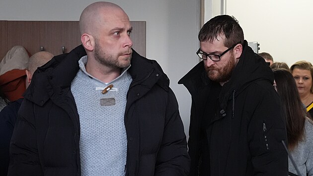 Policisté obžalovaní z napadení žen v baru - na snímku Tomáš Soukup (vlevo), který podle obžaloby chtěl zamést pod stůl případ hlavního podezřelého Tomáše Strnada (vpravo). (20. ledna 2025)