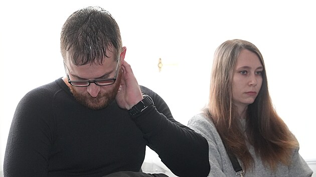 Hlavní podezřelý z napadení žen v baru Tomáš Strnad a jeho přítelkyně Martina Kolaříková. (20. ledna 2025)