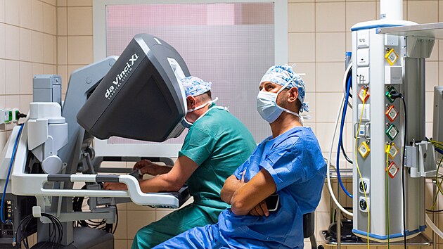 Olomoucká fakultní nemocnice využívá při operacích nejnovější generaci víceramenného laparoskopického operačního systému da Vinci. Lékař při ní operuje pomocí joysticku (na snímku).
