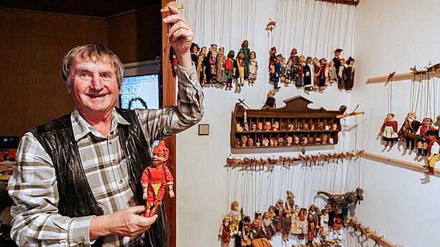 Manželé Miroslav a Miroslava Nopovi už půl století sbírají a zachraňují loutky. Doma už jich mají zhruba tisíc.