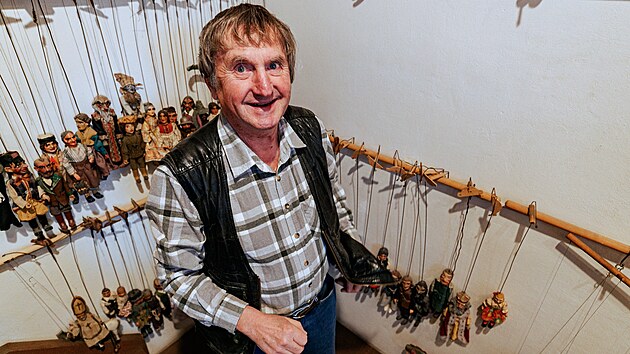 Manželé Miroslav a Miroslava Nopovi už půl století sbírají a zachraňují loutky. Doma už jich mají zhruba tisíc.
