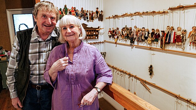 Manželé Miroslav a Miroslava Nopovi už půl století sbírají a zachraňují loutky. Doma už jich mají zhruba tisíc.