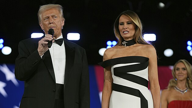 Letos chtěla Melania nejspíš zahrát na notu klasického francouzského šarmu, ale trochu to přepískla. Spíš než elegantně působily šaty velmi přísně, téměř drsně. Dojmu nahrála dekorace v podobě černého kontrastního pásu, který jí jako had ovíjel tělo, a široký choker s vintage diamantovou broží.