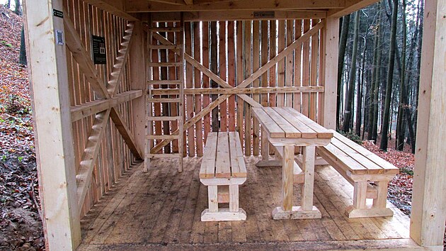 Nejčastější typ nouzové útulny nabízí posezení a žebřík do krytého prostoru pod střechou, kde se vyspí nejméně čtyři lidé.