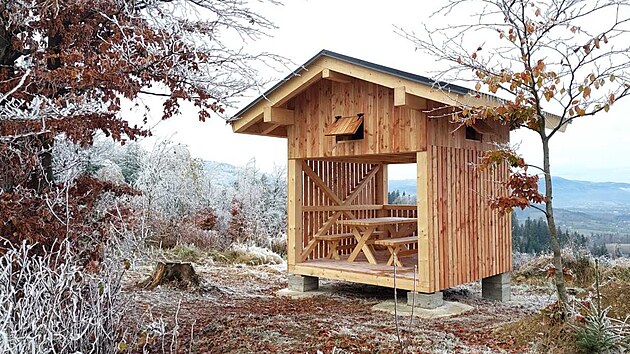 Zatímco spodní část je vzdušná, místo pro přespání je chráněné proti větru.