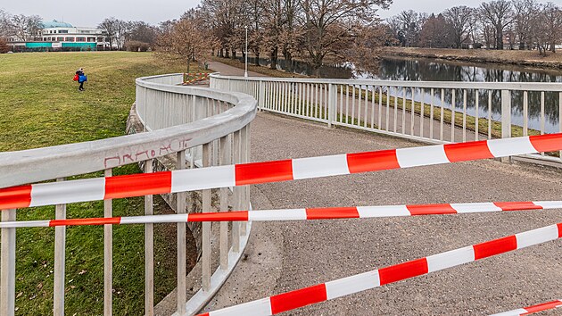 Hradec Králové musel okamžitě zavřít rampy na mostě přes Labe u nemocnice, jsou v havarijním stavu. (22. ledna 2025)