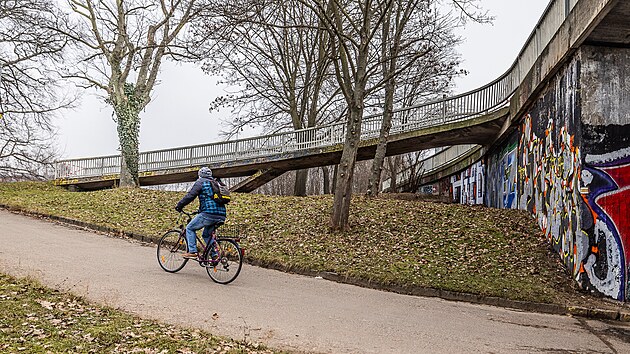 Hradec Králové musel okamžitě zavřít rampy na mostě přes Labe u nemocnice, jsou v havarijním stavu. (22. ledna 2025)