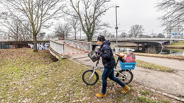 Hradec Králové musel okamžitě zavřít rampy na mostě přes Labe u nemocnice, jsou v havarijním stavu. (22. ledna 2025)