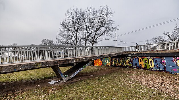 Cyklisté a chodci si musí najít jiné cesty, aby se dostali na hradecký most U Soutoku. Čtyři ramena jsou uzavřená. (22. ledna 2025)