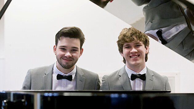 Pianisté Antonín Borovský (vpravo) a Jindřich Rosendorf ze Základní umělecké školy ve Chválenické ulici v Plzni přivezli třetí místo ze světové soutěže ve hře na dva klavíry. Uspěli v kategorii Profesionálové, ačkoli studují nehudební vysoké školy a hudbou se neživí. (20. ledna 2025)