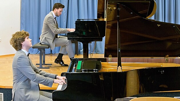 Pianisté Antonín Borovský (v popředí) a Jindřich Rosendorf ze Základní umělecké školy ve Chválenické ulici v Plzni přivezli třetí místo ze světové soutěže ve hře na dva klavíry. Uspěli v kategorii Profesionálové, ačkoli studují nehudební vysoké školy a hudbou se neživí. (20. ledna 2025)