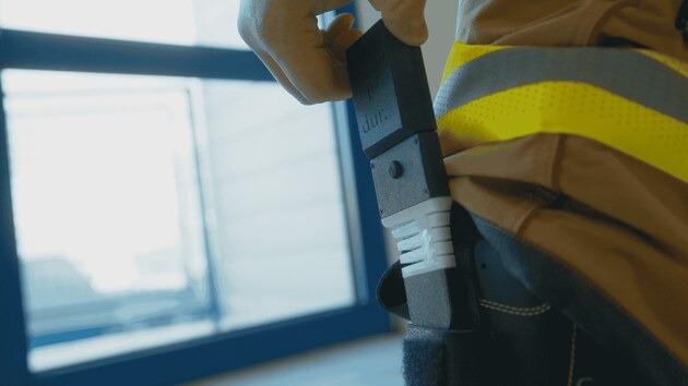 Vědci ze ZČU v Plzni vymysleli chytré rukavice a obuv. Navigační systém umí sledovat pohyb zasahujícího hasiče a dokáže ho navigovat do bezpečného místa.