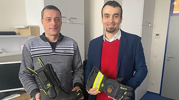 Petr Kašpar (vlevo) a Radek Soukup z Fakulty elektrotechnické Západočeské univerzity v Plzni chytrou botou a rukavicí.