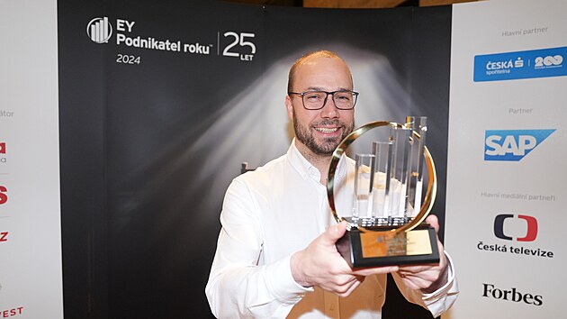 EY Podnikatel roku 2024 pro Prahu je Jan Čurn ze softwarové společnosti Apify. Jeho firma se zabývá vývojem softwaru pro klienty z více než stovky zemí po celém světě. Z webových stránek těží a analyzuje data, která pak lze využít například v e-commerce.