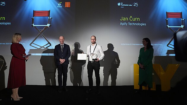 EY Podnikatel roku 2024 pro Prahu je Jan Čurn ze softwarové společnosti Apify. Jeho firma se zabývá vývojem softwaru pro klienty z více než stovky zemí po celém světě. Z webových stránek těží a analyzuje data, která pak lze využít například v e-commerce.