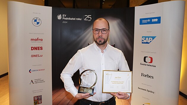 EY Podnikatel roku 2024 pro Prahu je Jan Čurn ze softwarové společnosti Apify. Jeho firma se zabývá vývojem softwaru pro klienty z více než stovky zemí po celém světě. Z webových stránek těží a analyzuje data, která pak lze využít například v e-commerce.