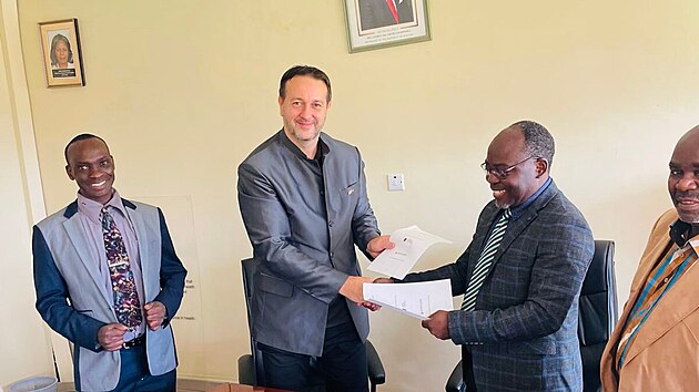 Lékařská fakulta Ostravské univerzity rozšiřuje působnost do Afriky, její lékaři pomáhají v Malawi.