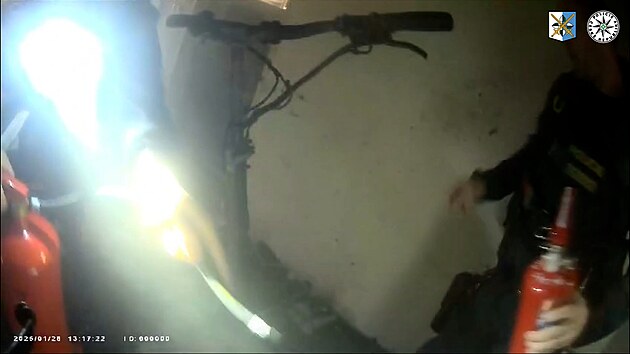 Policie při zásahu v bytě po explozi elektrokoloběžky