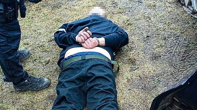 Několik hlídek strážníků nahánělo po Plzni řidiče pod vlivem drog. Ujíždějící naboural v zatáčce mezi Lobzy a Slovany dvě auta. Při jeho zadržení se strážníci jistili zbraněmi a taserem. (29. ledna 2025)