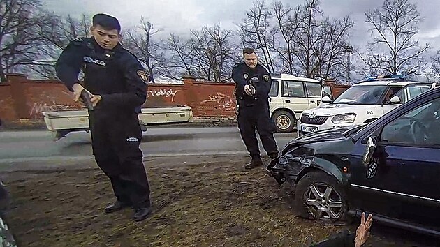 Několik hlídek strážníků nahánělo po Plzni řidiče pod vlivem drog. Ujíždějící naboural v zatáčce mezi Lobzy a Slovany dvě auta. Při jeho zadržení se strážníci jistili zbraněmi a taserem. (29. ledna 2025)