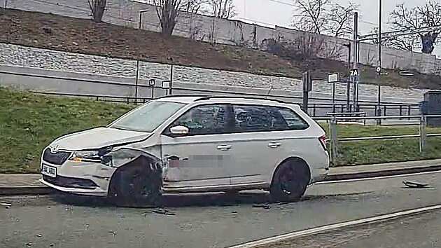 Jedno z aut, které naboural ujíždějící šofér (29. ledna 2025)