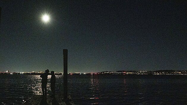 U řeky Potomac a na její hladině probíhá masivní záchranná akce. (28. ledna 2025)